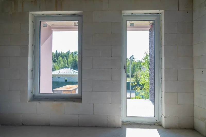Фото: одностворчатое пластиковое окно и балконная дверь выглядят стильно. © oknamedia 