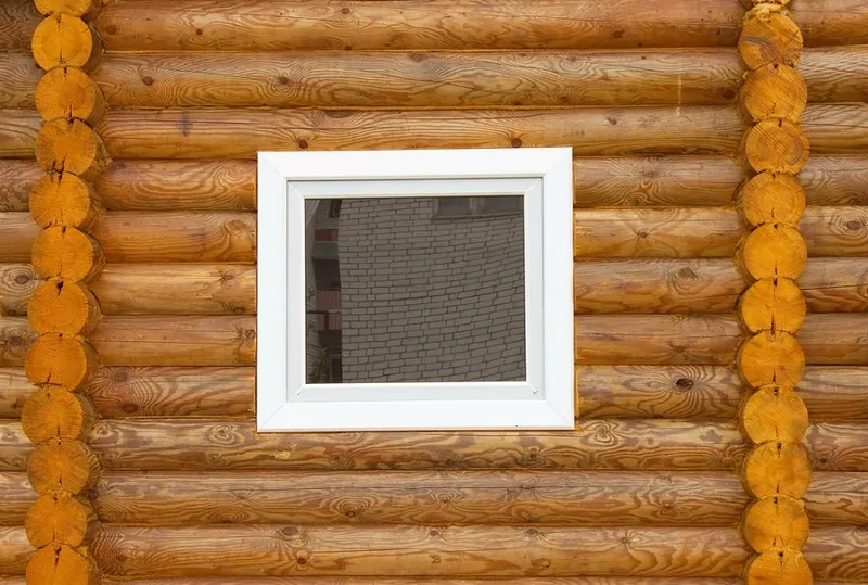 Фото: одностворчатое окно в деревянном доме. © photogenica.ru  
