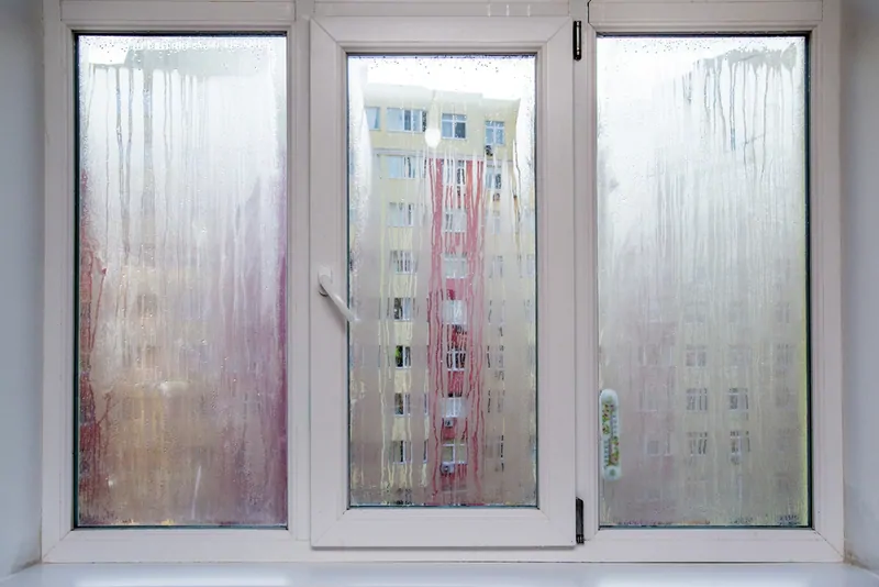 Фото: постоянно закрытое герметичное окно приводит к нарушению микроклимата в помещении. © photogenica.ru 