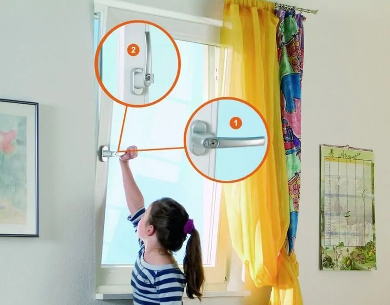 Фото: дети без проблем пользуются откидно-поворотным режимом проветривания окна пвх, но не могут открыть створку нараспашку. © Roto 