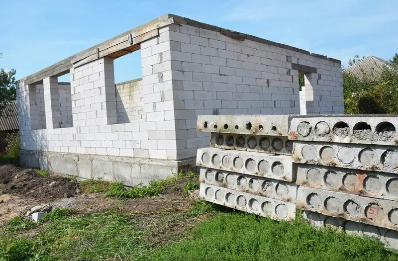 Фото: самостоятельная заливка балок в одноэтажном доме из газобетона. © photоgenica.ru 