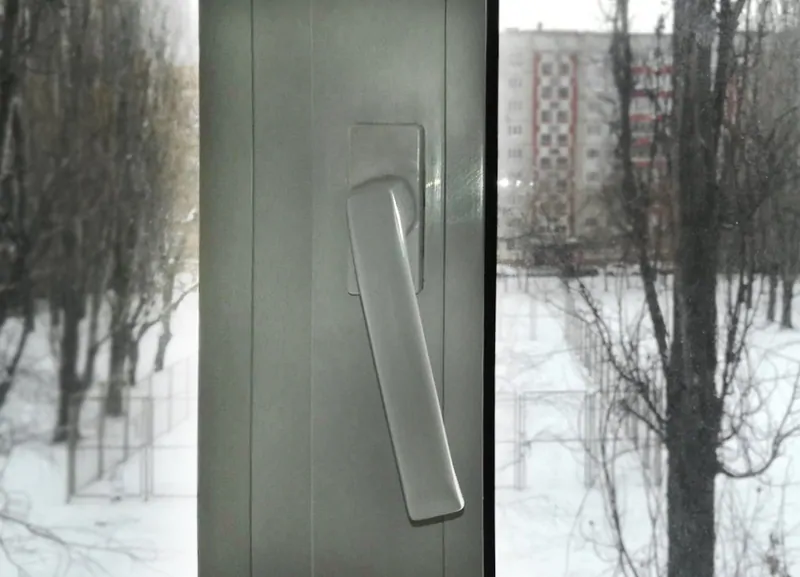Фото: неправильное положение оконной ручки в положении окна «закрыто», © oknamedia.ru