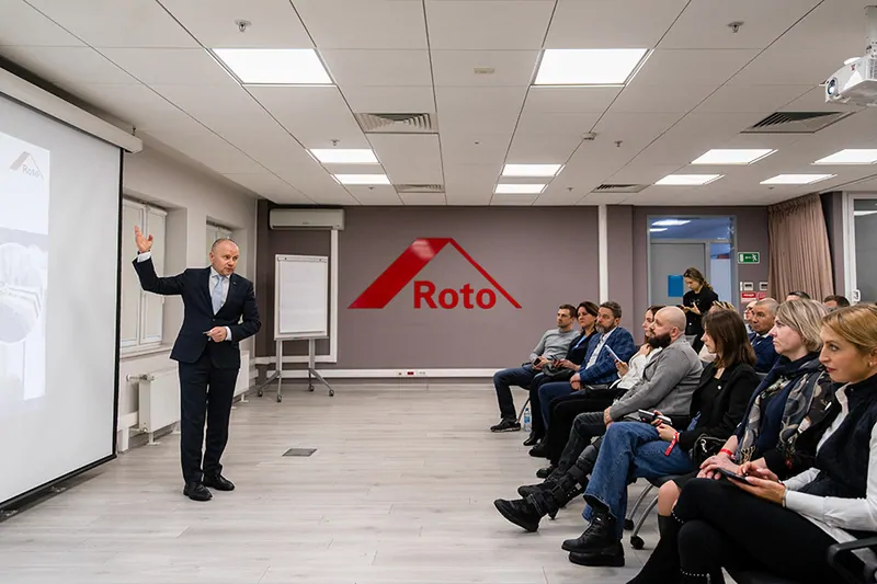 Фото: генеральный директор РОТО ФРАНК, Виктор Мелихов, отвечает на вопросы партнеров, © Roto Russia Digital