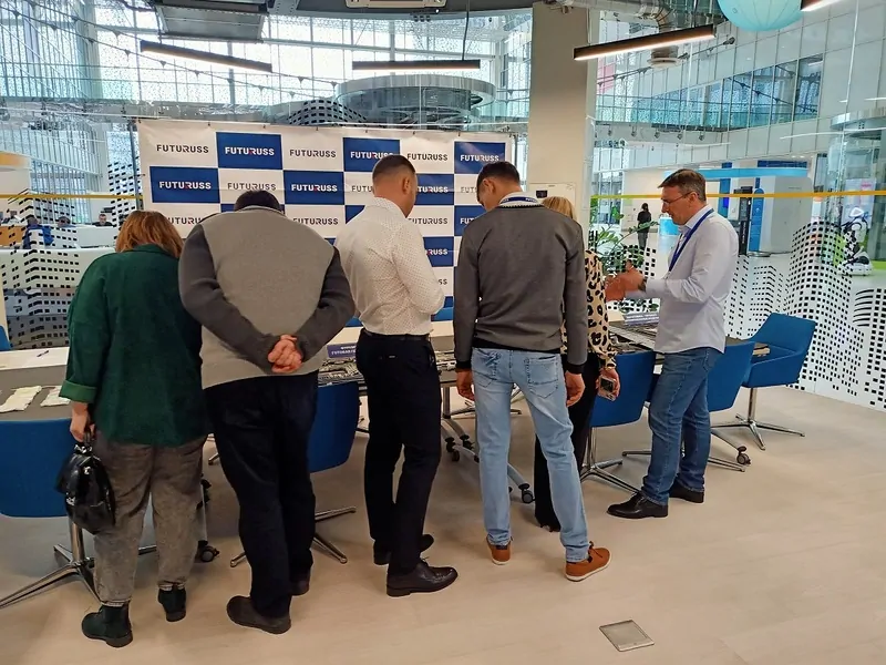 Радослав Милошевич (справа) общается с гостями. © oknamеdia 