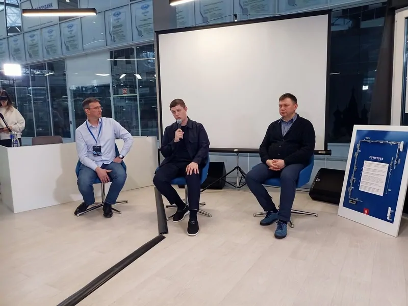 Радослав Милошевич, Юрий Бешенцев, Сергей Боровков (слева-направо) отвечают на вопросы гостей. © oknamеdia 