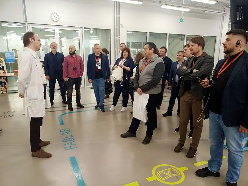 На экскурсии в лаборатории © oknamеdia 