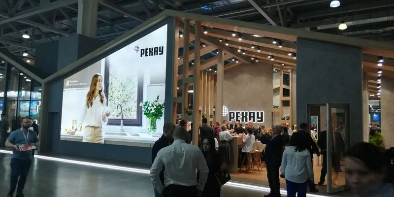 Фото: стенд РЕХАУ на Mosbuild 2023, © oknamedia