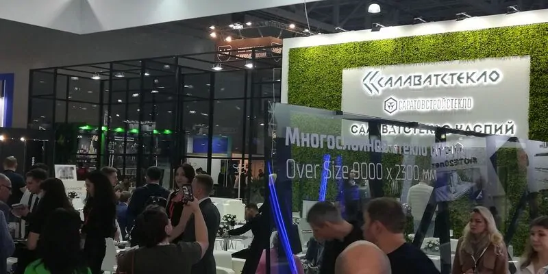 Фото: стенд САЛАВАТСТЕКЛО на Mosbuild 2023, © oknamedia