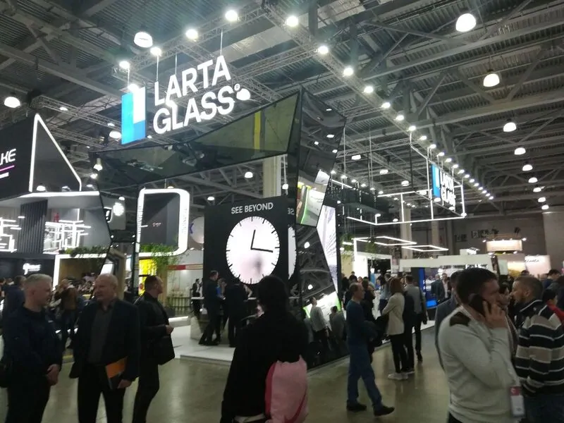 Фото: стенд LARTA GLASS на Mosbuild 2023, © oknamedia