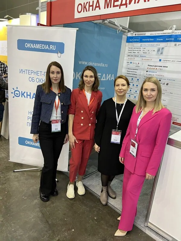 Фото: ОКНА МЕДИА с представителями компании Deceuninck на Mosbuild 2023, © oknamedia 