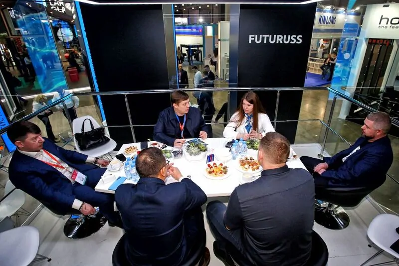 Фото: в переговорной на стенде Futuruss на выставке Mosbuild, по центру Юрий Бешенцев, справа Михаил Поляков, слева Тябаева Ольга. © Futuruss    