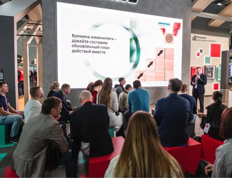 Олег Ардатовский, глава Представительства SIEGENIA, на форуме «Старт сезона» рассказал о значимости проекта для оконной отрасли. © SIEGENIA 