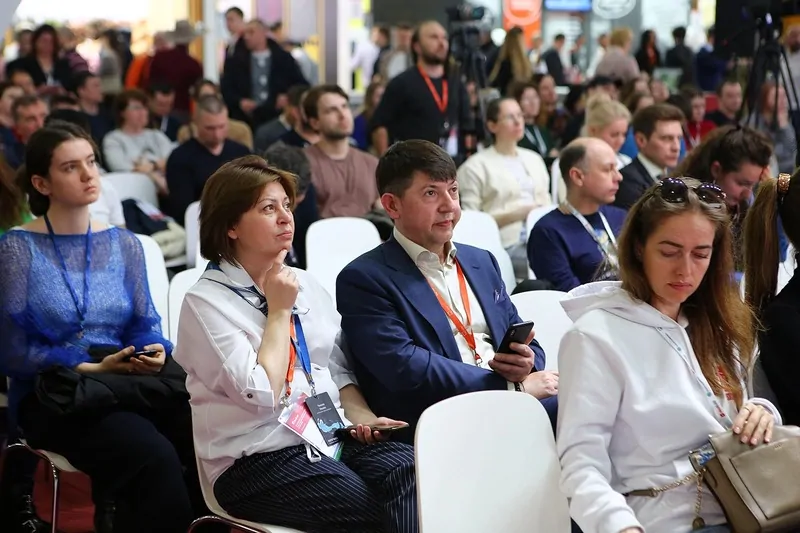 Фото: На семинаре для участников премии “Oснование” на выставке Мосбилд, слева Чижова Ульяна, справа Поляков Михаил. © Futuruss   