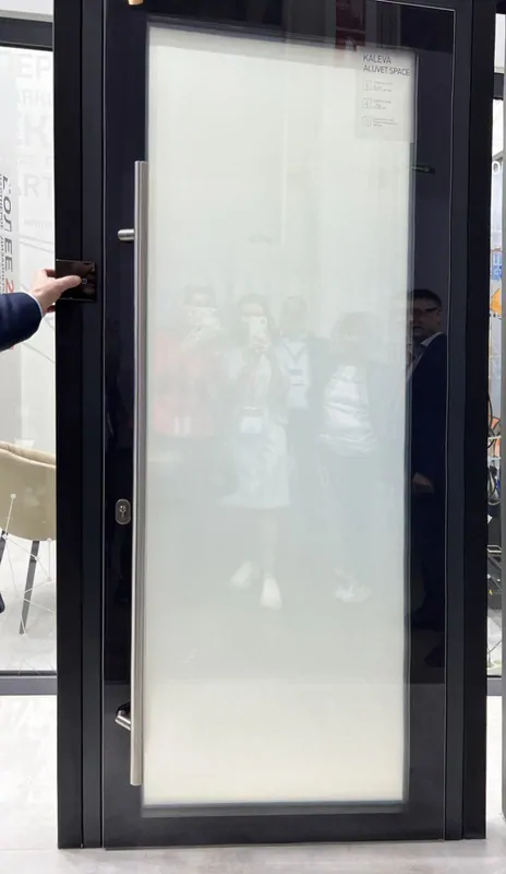 Фото: стеклянная дверь с переменной прозрачностью от компании Экоокна, © oknamedia