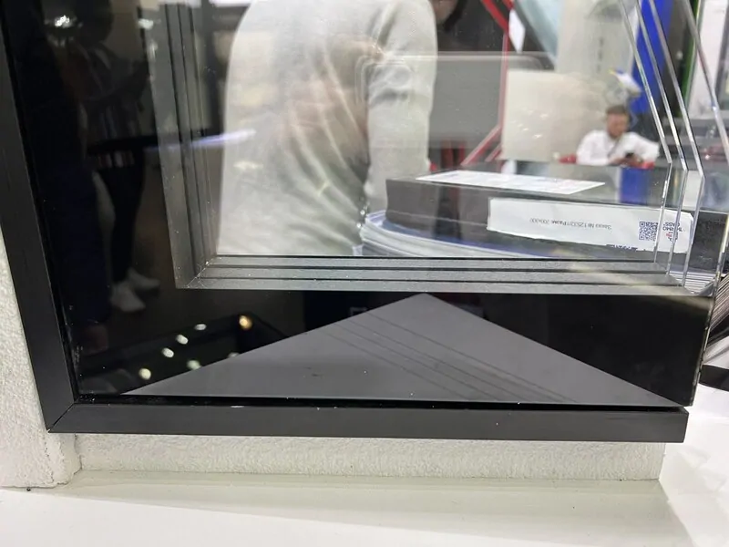 Фото: демонстрационный уголок инновационного окна Carbon Glass от Thermo Glass на MosBuild 2023, © oknamedia