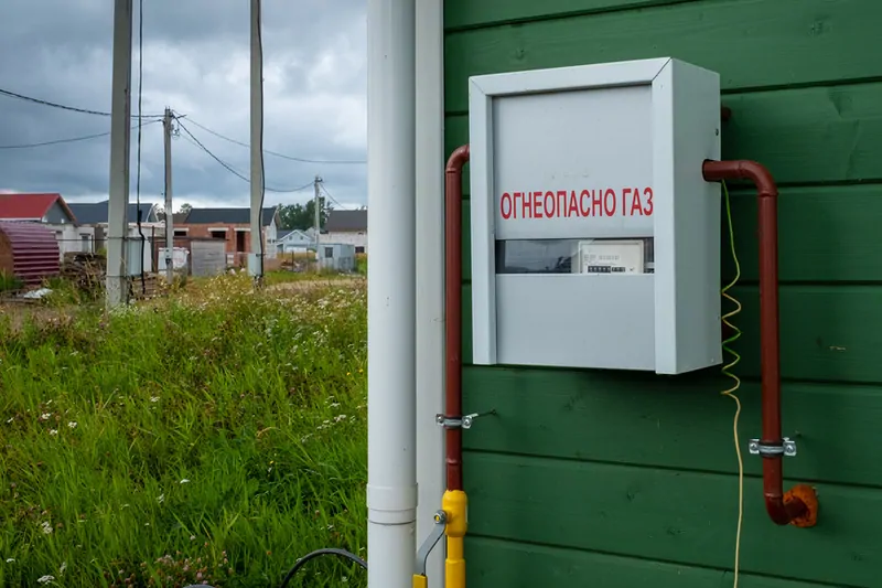 Теплогенераторная в частном доме. Окно в котельной в частном доме. Окно в газовой котельной в частном доме. Дверь в теплогенераторную.