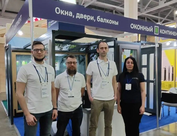 Фото: Команда «Оконного Континента» на выставке «Деревянный дом», 