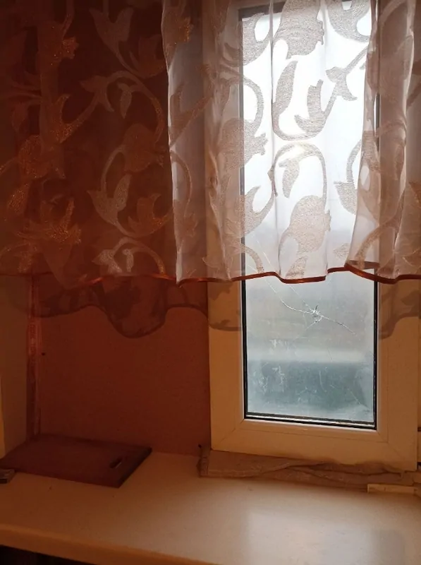 Фото: наклеенная защитная пленка помогла избежать повреждений от разрушенного стекла при обстреле в г. Ясиноватая в Донбассе, © Руслан Пахомов