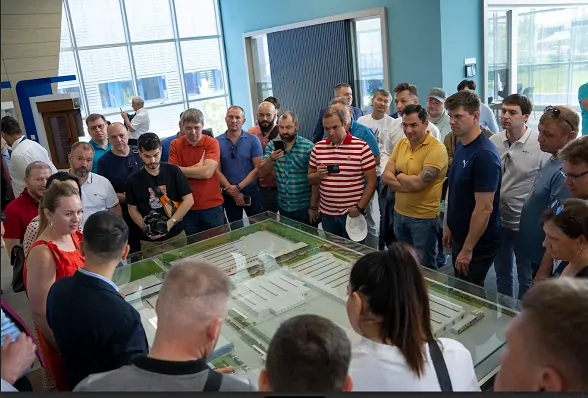 Большой интерес в шоу-руме при заводе вызвал макет производств ADO Group © oknamedia  