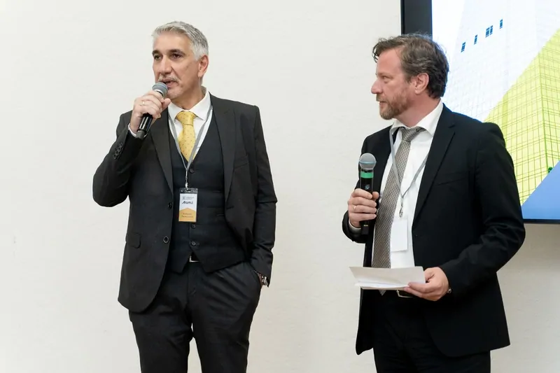 Фото: Генеральный директор сербского завода Стельянос Цоктуридис ALUMIL (слева) рассказывает о концерне © oknamedia  