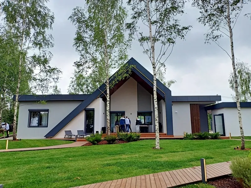 На OPEN VILLAGE 2023 построены дома в разных архитектурных стилях. © oknamedia  
