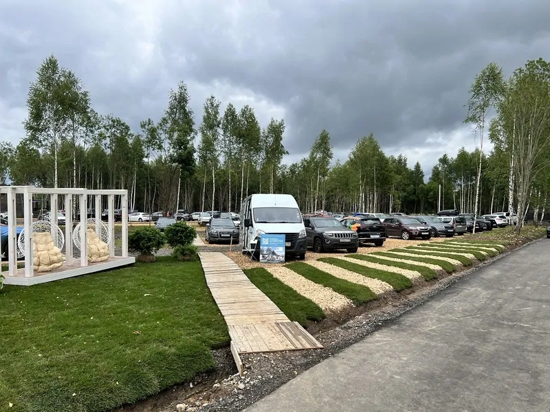 Платная парковка на OPEN VILLAGE. © oknamedia  