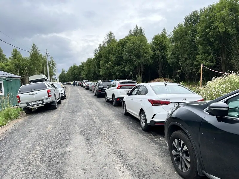 Бесплатная парковка на OPEN VILLAGE. © oknamedia  