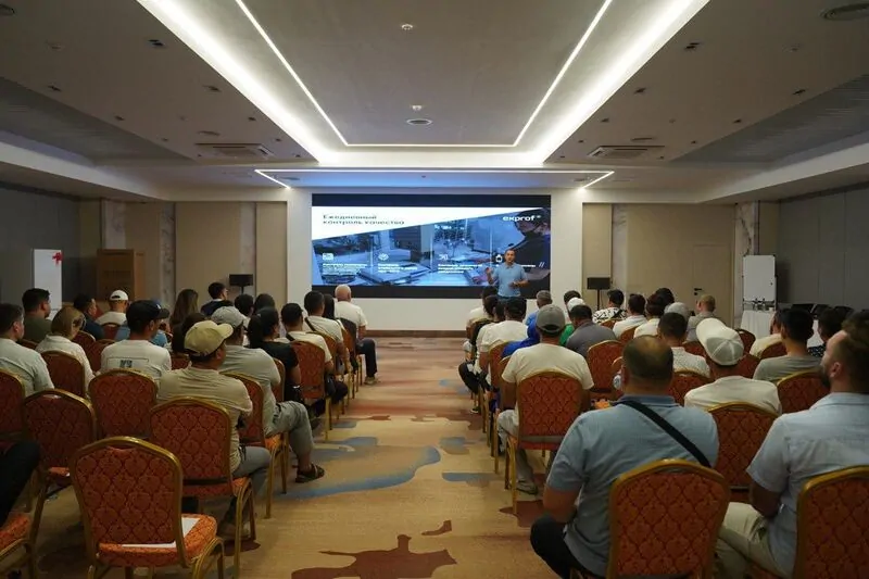 Директор ТД ЭксПроф А. Яцевич рассказывает оконным дилерам Киргизии о своей компании и ее продуктах. © exprof 