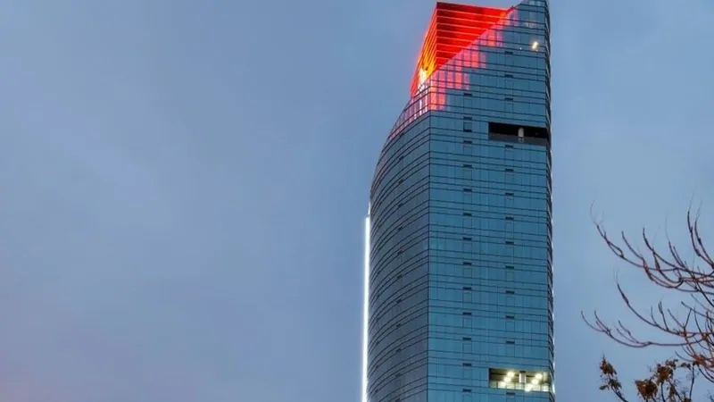 Фасады офисного здания Regnum Sky Tower в Анкаре, Турция из SMARTIA M7. © alumil 