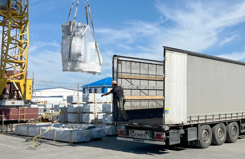 Выгрузка одного из агрегатов системы смешения драйбленда. © exprof  