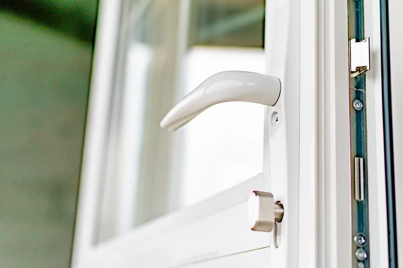 Фото: Важно! На балконную дверь поставьте специальную запираемую фурнитуру с двусторонней ручкой.  Тогда вас случайно не закроют на балконе. © Фотобанк Лори  
