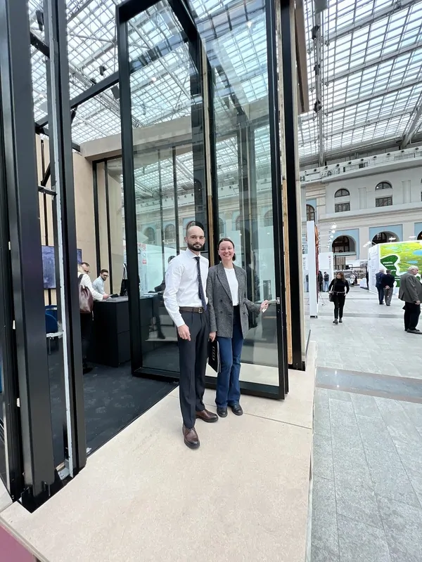 Пивотная стальная дверь высотой 5 м от компании Ergohaus. © oknamedia  