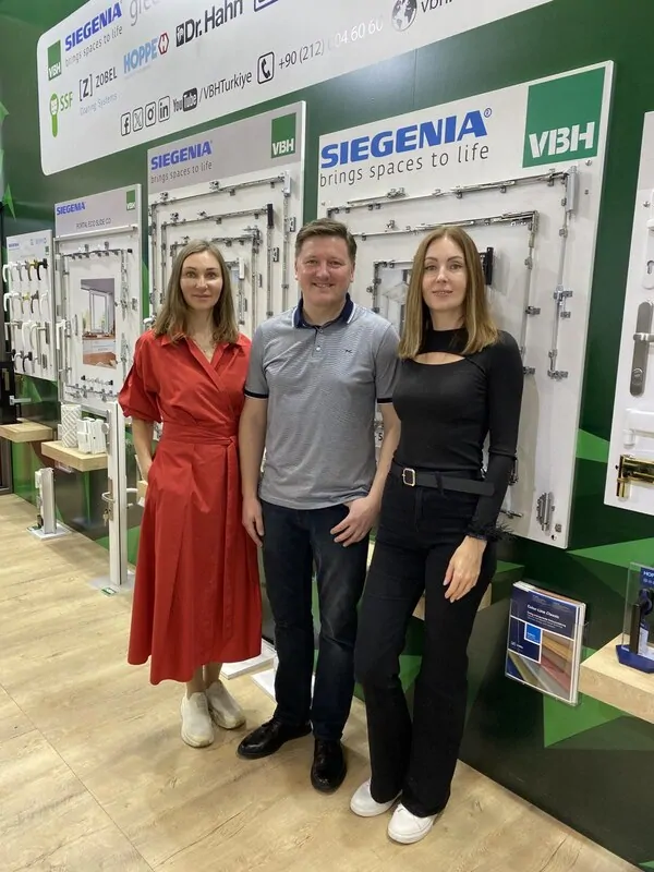 На стенде компании Siegenia, производителя оконной фурнитуры. © oknamedia 