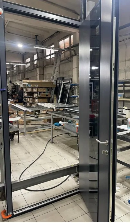 Фото: blog.siegeniasynergy.ru/werker-o-zamkah-kfv/ Клиент заказал алюминиевую дверь со стеклопакетом: стекло с защитой от солнца, ручка-штанга с биометрическим считывателем 