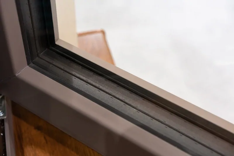 Красивое цветное окно с черной теплой дистанционной рамкой © Warmex 
