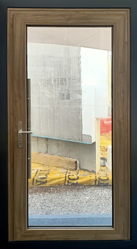 Рис. 3, входная дверь полностью из пластикового профиля, © oknamedia