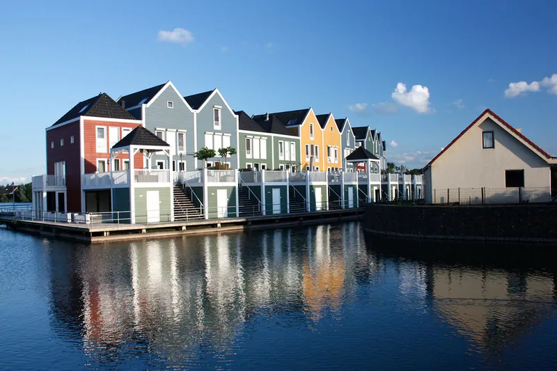 Фото: плавучие дома в Нидерландах являются решением проблемы возрастающего уровня моря и жилищного кризиса в плотных территориях городов с пригородами. © Фотобанк Лори  