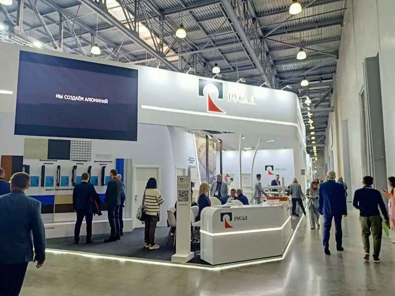 Фото: стенд РУСАЛ на Mosbuild 2024, © oknamedia 