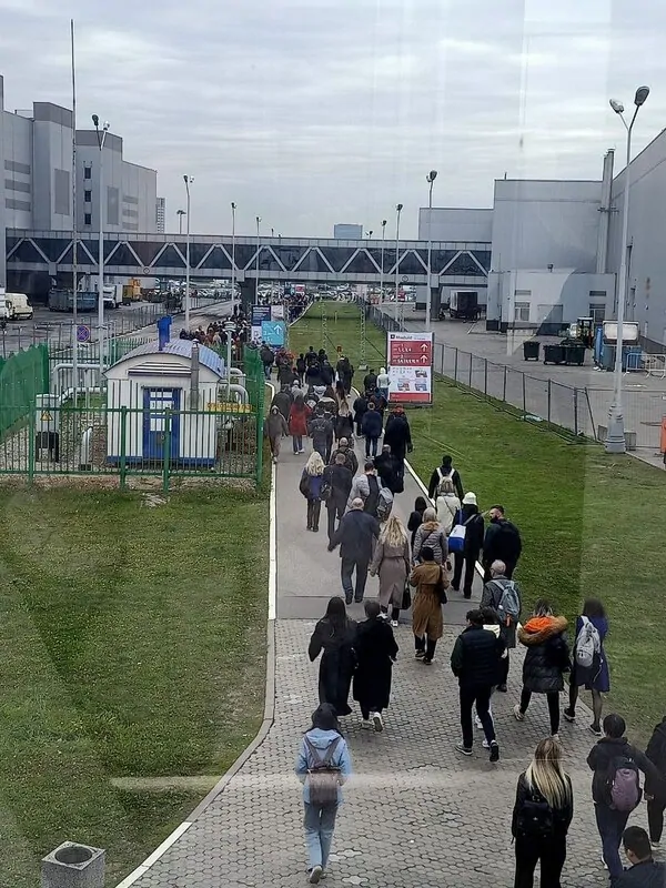 Вторник, 9.50 утра. Посетители выставки идут от метро.  © oknamedia  