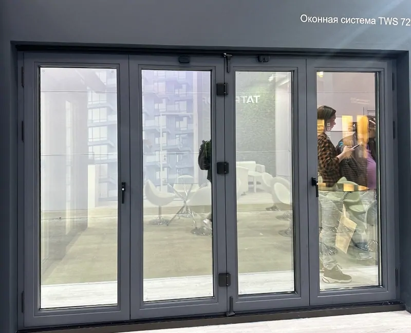 Фото: складно-раздвижная система – гармошка на стенде Татпроф, © oknamedia