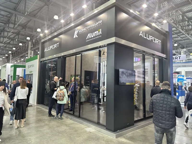 Фото: на стенде компании Aluport, © oknamedia