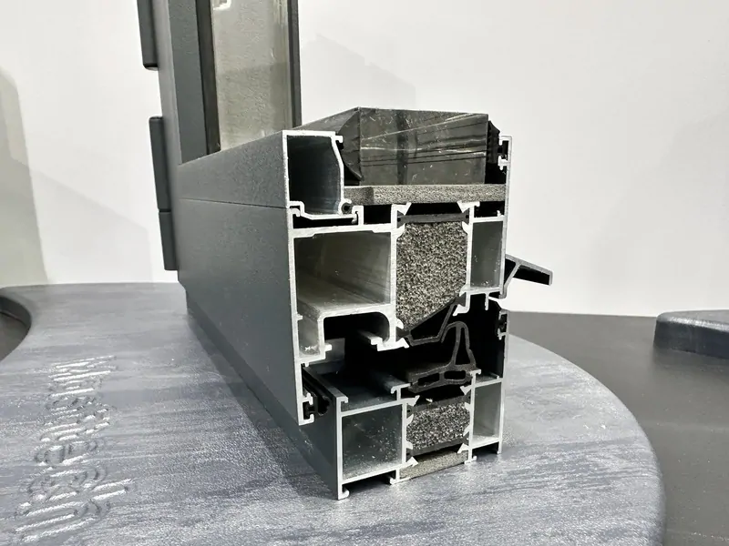 Фото: оконно-дверная алюминиевая система Masttech 67 от компании Masttech, © oknamedia