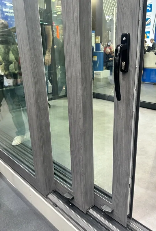 Фото: раздвижной портал с 3 активными створками в 3-х плоскостях компании Schtandart на MosBuild 2024, © oknamedia