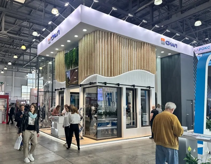 Фото: стенд компании СИАЛ на выставке MosBuild 2024, © oknamedia