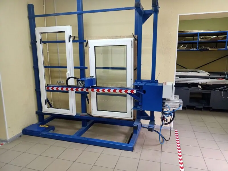 На испытательном стенде тестируются образцы фурнитуры FUTURUSS. © оknamedia 