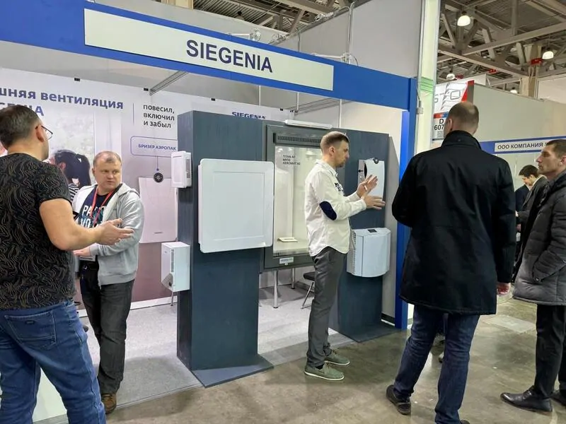 Вентиляционные клапаны SIEGENIA привлекли внимание посетителей выставки, так как решают сразу две задачи — создают акустический комфорт и здоровый микроклимат. Фото © SIEGENIA 