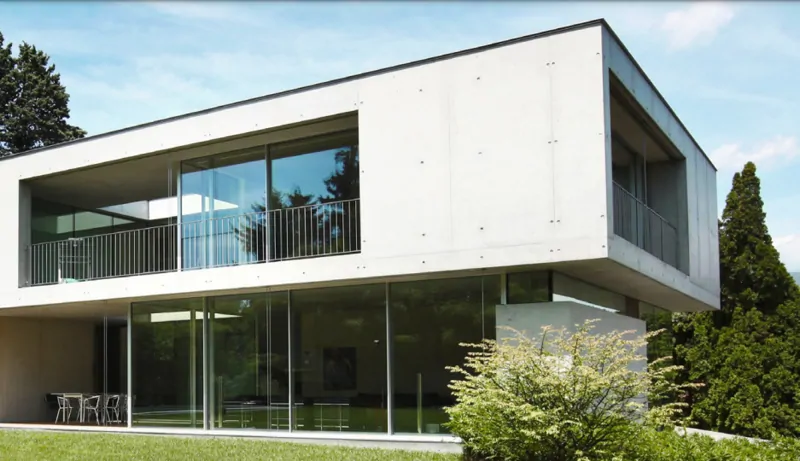 Двери и окна из VEKA E-SLIDE украсят частный дом. © VEKA 