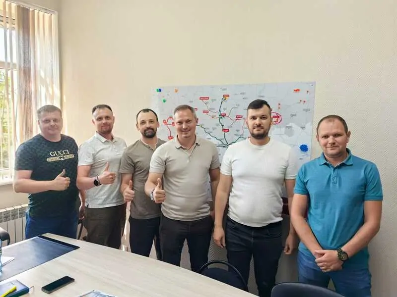 Фото: сотрудники «Оконного центра Альянс» и Константин Чикулаев, © РЕХАУ 