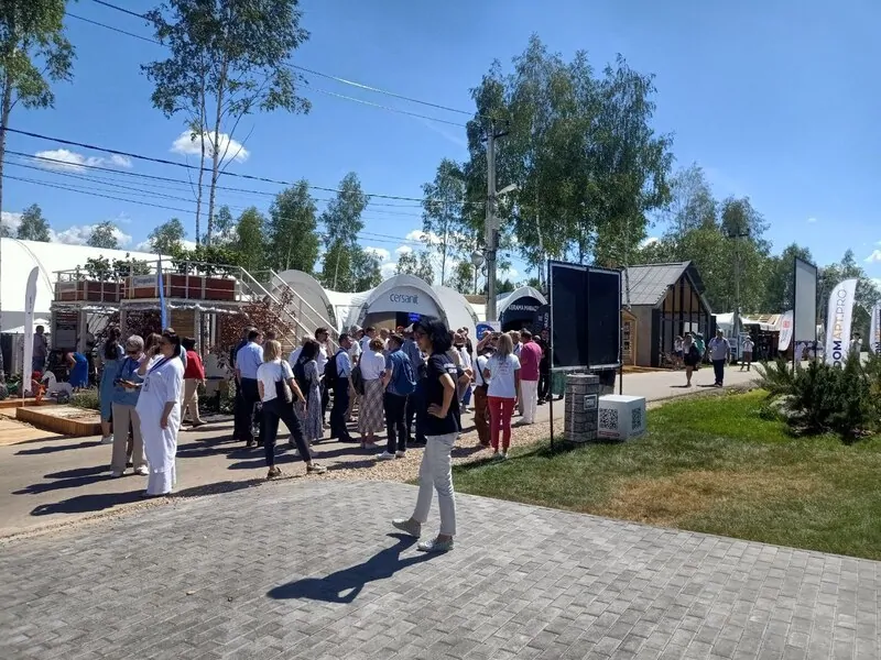 Экскурсию по OPEN VILLAGE провел Вячеслав Копица © oknamediа  