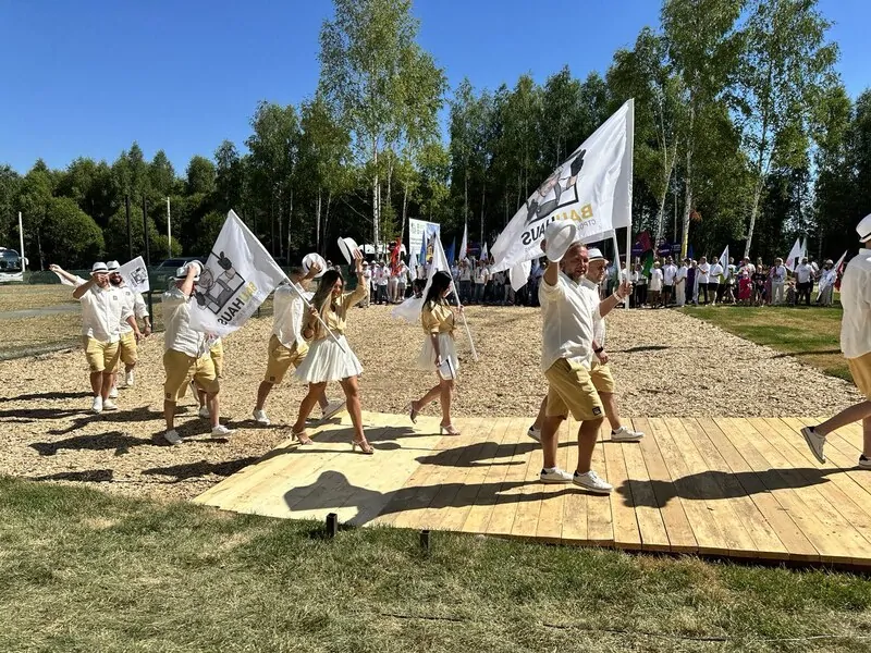 Колонна участников шествия OPEN VILLAGE прошла по улицам поселка. © oknamediа   